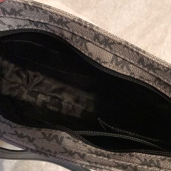 Michael Kors Large Messenger Bag - Picture 5 of 6